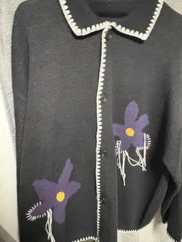 [초레어템] 블랙 꽃무늬 자수 니트 가디건
