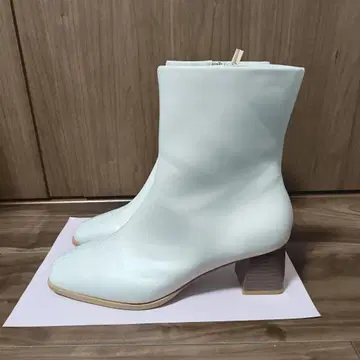 화이트 합성 피혁 숏부츠