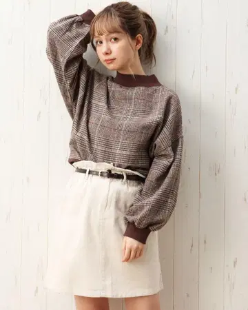 INGNI 체크 무늬 하이넥 볼륨 소매 상의 브라운