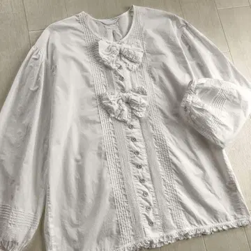 잉게보그 핀턱 리본 모티브 화이트 블라우스