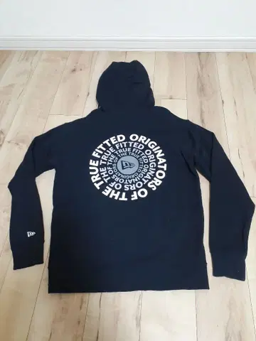 블랙 후드 부착 후드티 백 프린트