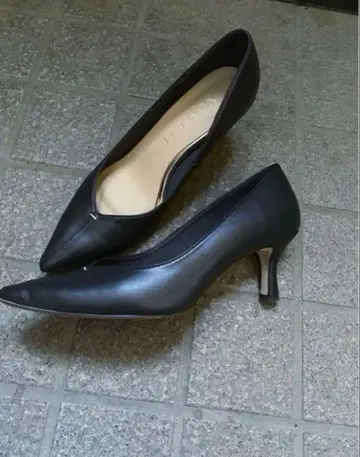 LE TALON V컷 펌프스