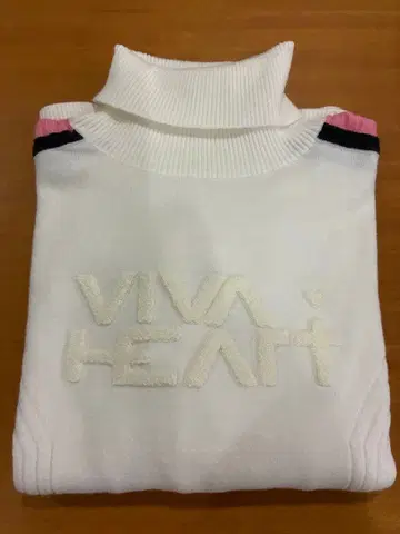 VIVA HEART 터틀넥 스웨터 화이트