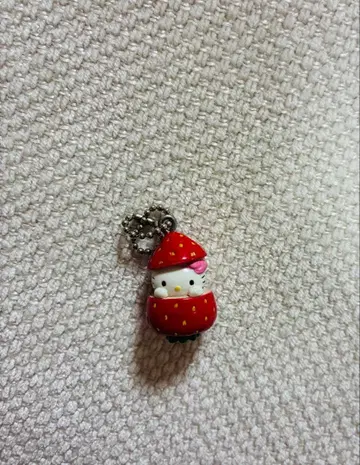 헬로키티 후쿠오카 한정판 하카타 아마오 딸기 키링 딸기 모자 레어