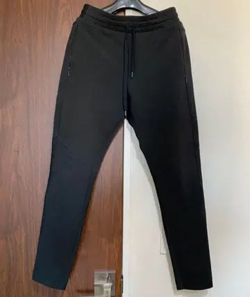 블랙 TATRAS 블랙 스키니 팬츠 (저지 소재) 사이드 포켓 포함