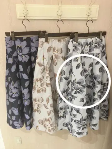 [택 포함 새상품] 노엘라 광택 자카드 스커트