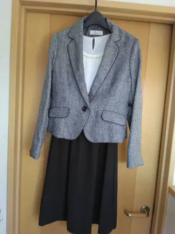 그레이와 블랙의 세레모니 수트 세트