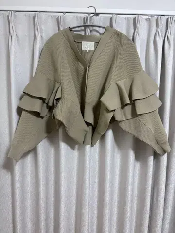 Chesty 프릴 장식 베이지 반팔 가디건