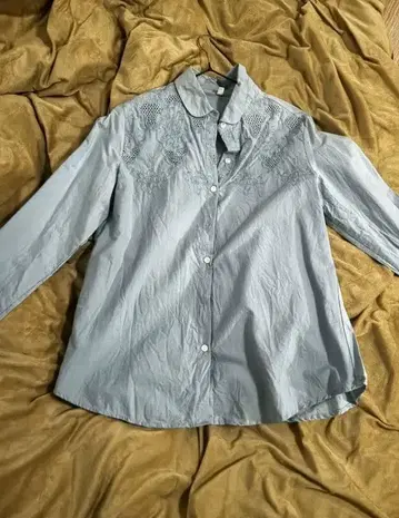 자수 장식 옅은 파랑 긴팔 셔츠