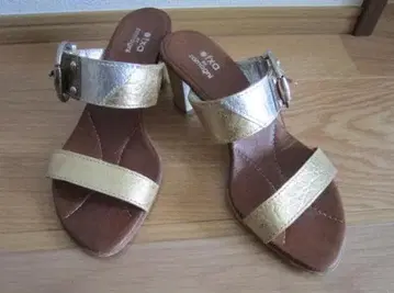 골드 스트랩 샌들 중간 힐