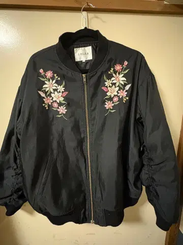 블랙 꽃무늬 자수 블루종