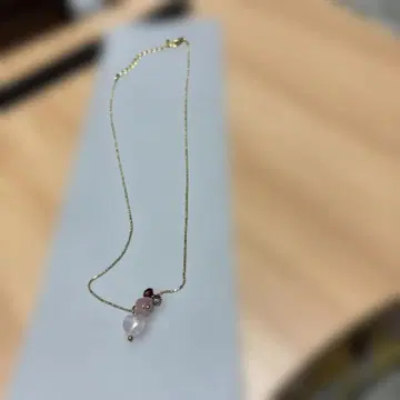 로즈쿼츠와 빨간색 비즈의 목걸이