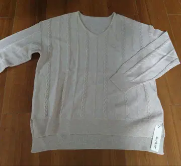 So close. V넥 케이블 니트 L