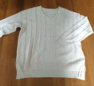 So close. V넥 케이블 니트 L