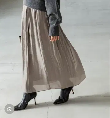 NOBLE 샤이니 에어 메탈 I 라인 스커트