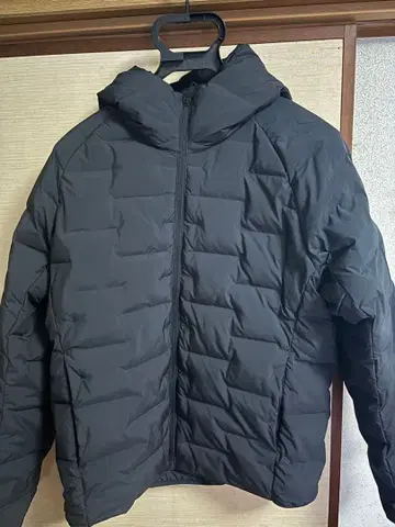 유니클로 퍼프 테크 후드티 패딩 자켓 블랙