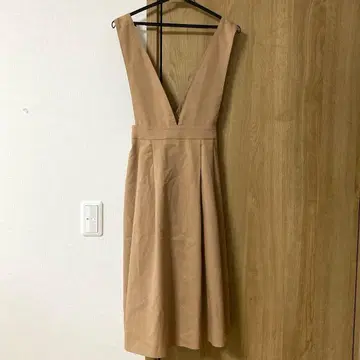 MAJESTICLEGON 베이지 V넥 슬리브리스 스커트 0117