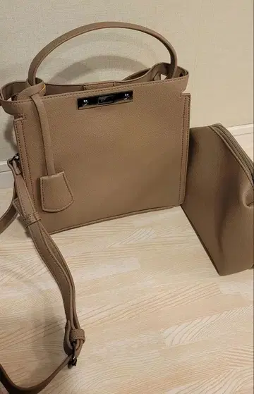 베이지 숄더백 메탈 락 포함