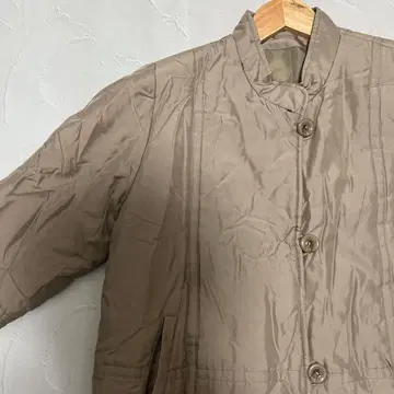 베이지 버튼 달린 자켓