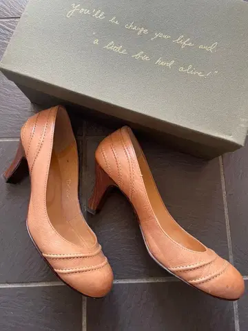 아틀리에 블루주 베이지 펌프스 23.5cm