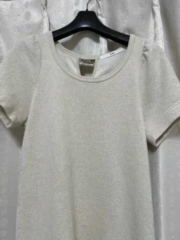 베이지 반팔 무릎 기장 원피스