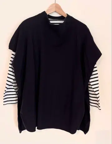 워셔블 울 터틀넥 판초 이에나 네이비