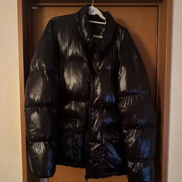 광택이 나는 블랙 다운 자켓