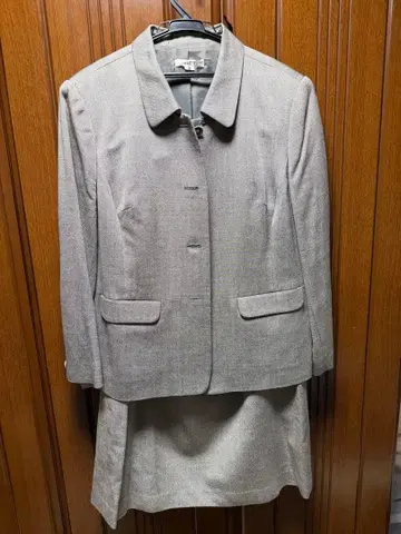 그레이 수트 자켓과 타이트 스커트 세트