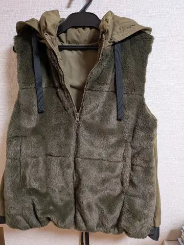 스콧 클럽 올리브 그린 후드 부착 다운 베스트