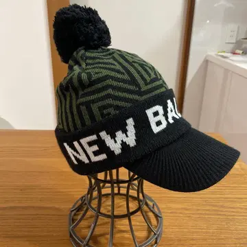 NEW BALANCE 폼폼 포함 니트 모자