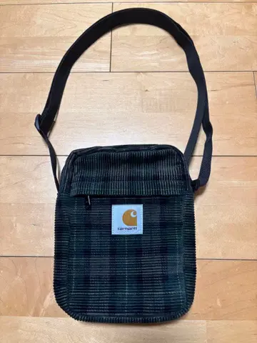 Carhartt 숄더백 다크 그린