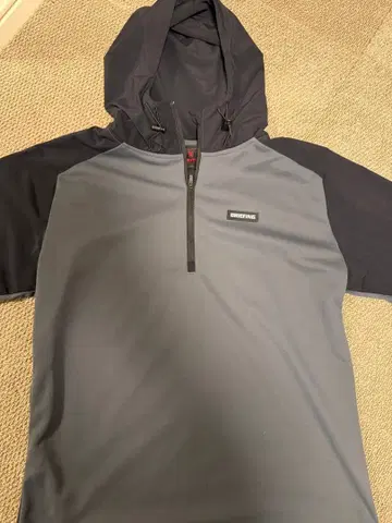 BRIEFING 후드 부착 반팔 셔츠 그레이/블랙