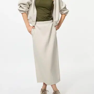 유니클로 드라이 맨투맨 내로우 롱 스커트 S 사이즈 내추럴