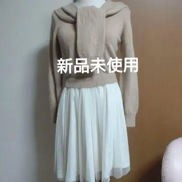 베이지 스웨터와 화이트 스커트 셋업