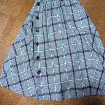 체크 무늬 버튼 플레어 스커트