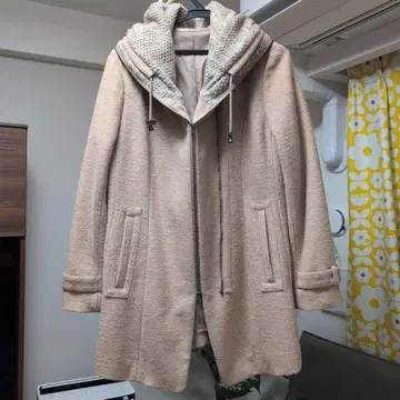 베이지 후드 부착 코트