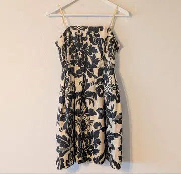 LE SOUK 레이스업 꽃무늬 다마스크 무늬 원피스 베이지 x 블랙