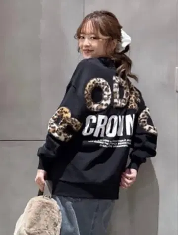 로데오 크라운 애니멀 페이크 퍼 아플리케 맨투맨 상의 (블랙)