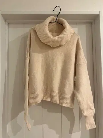 어반 리서치 하이넥 니트 아이보리