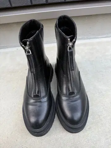 블랙 통굽 지퍼 숏부츠 로리즈팜