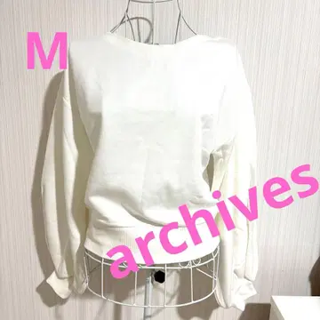 백에 리본 포함 화이트 크루넥 트레이닝복