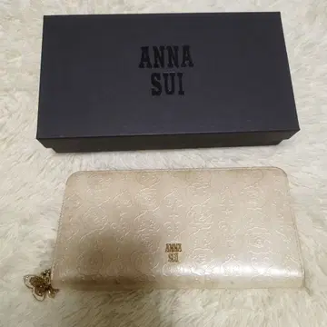 ANNA SUI 엠보싱 꽃무늬 장지갑