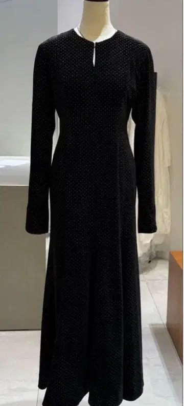 Clane 블랙 벨벳풍 긴팔 원피스