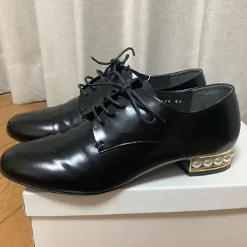 블랙 가죽 레이스업 슈즈 펄 힐