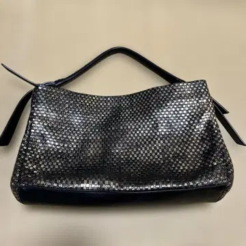 블랙과 실버 체크 무늬 핸드백