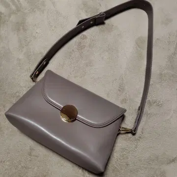 그레이 플랩 숄더백