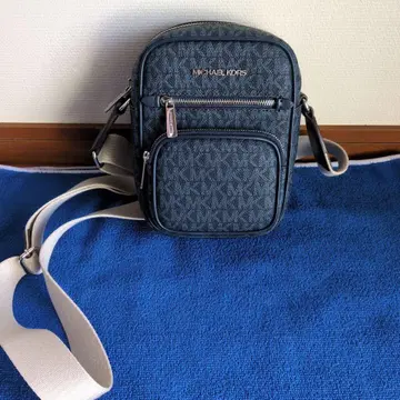 마이클코어스 숄더백 가죽 x PVC MK 패턴 네이비