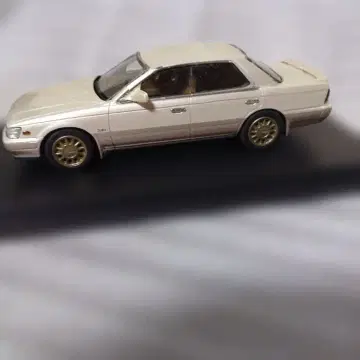 LAUREL 미니카 화이트