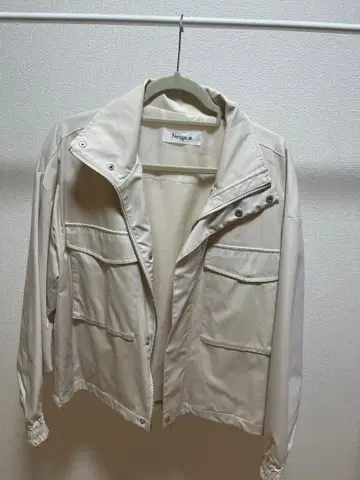Neuga. 베이지 아우터 점퍼