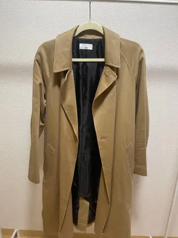 베이지 롱 트렌치코트